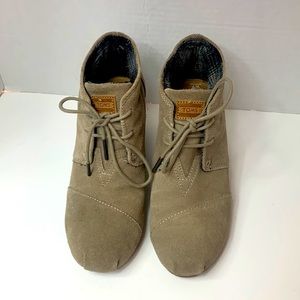 TOMS Tan Leather Wedge Lace Up Booties W7